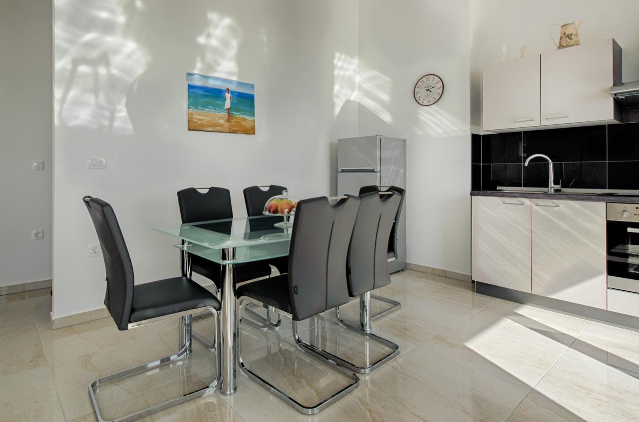 Cezar Luxury Apartment 오미스 외부 사진