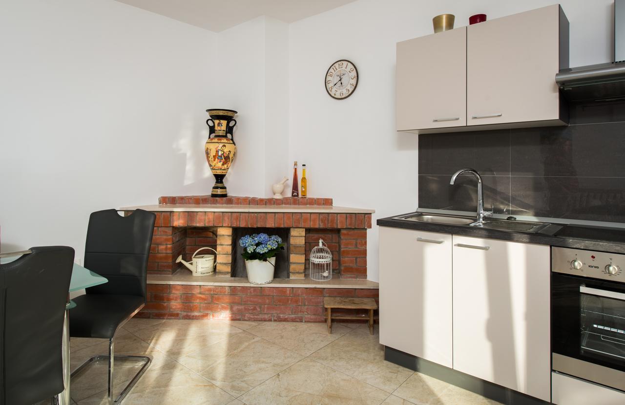 Cezar Luxury Apartment 오미스 외부 사진