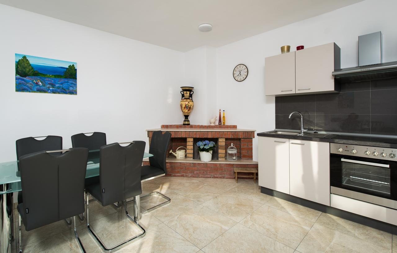 Cezar Luxury Apartment 오미스 외부 사진