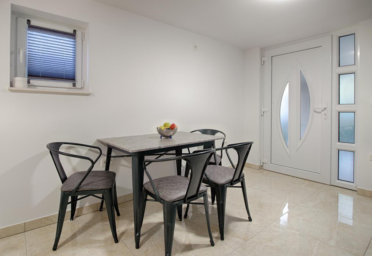Cezar Luxury Apartment 오미스 외부 사진
