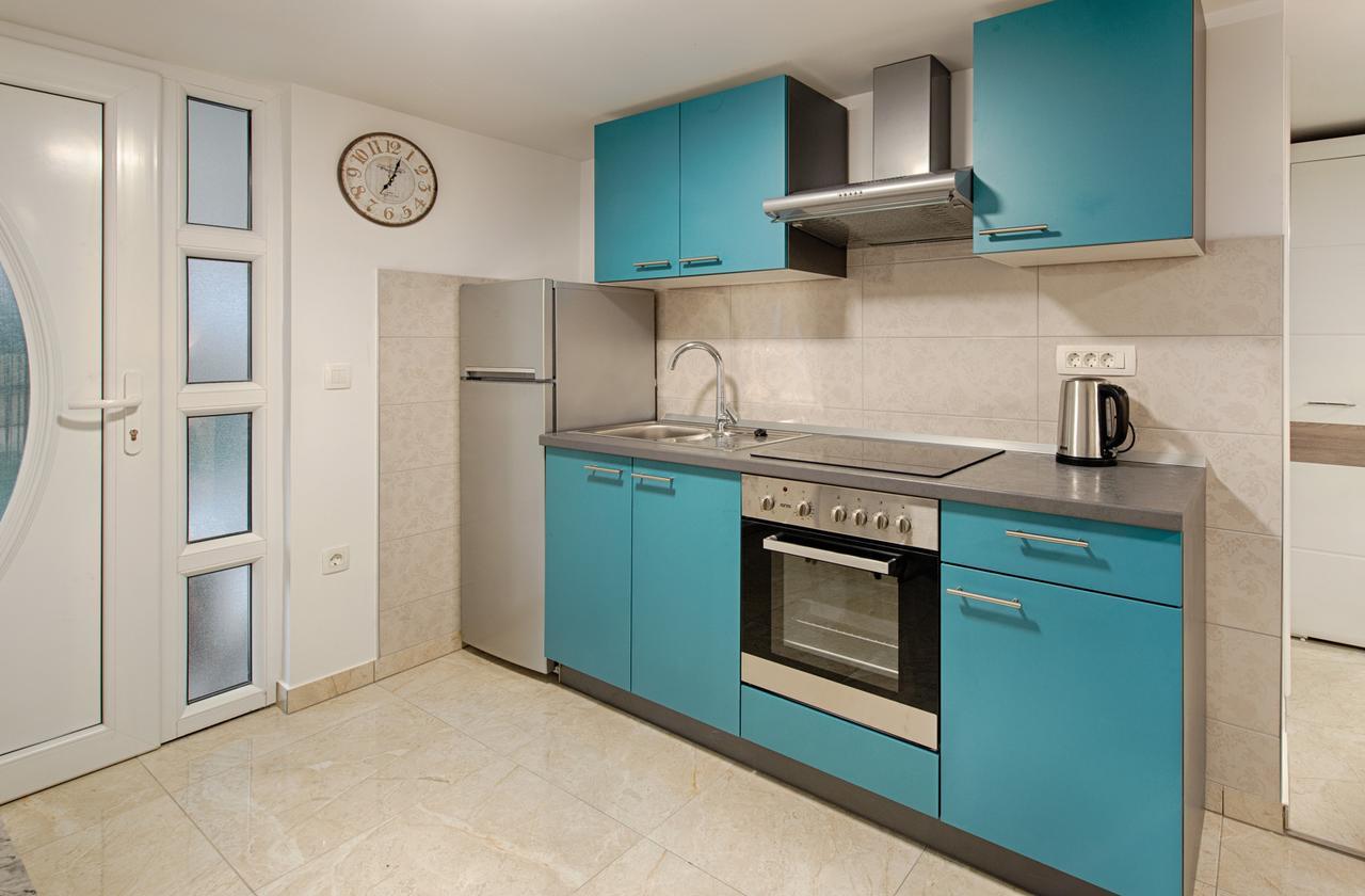 Cezar Luxury Apartment 오미스 외부 사진
