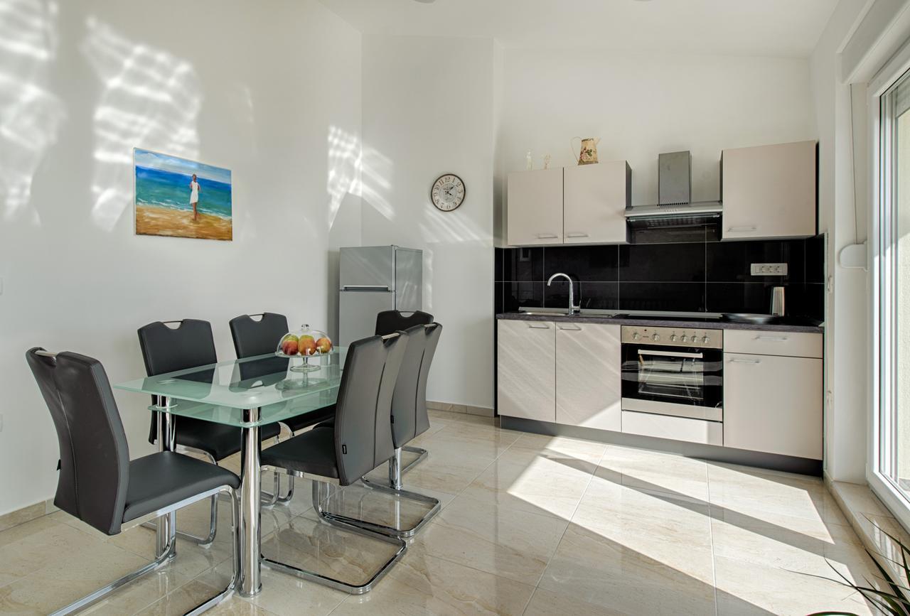Cezar Luxury Apartment 오미스 외부 사진