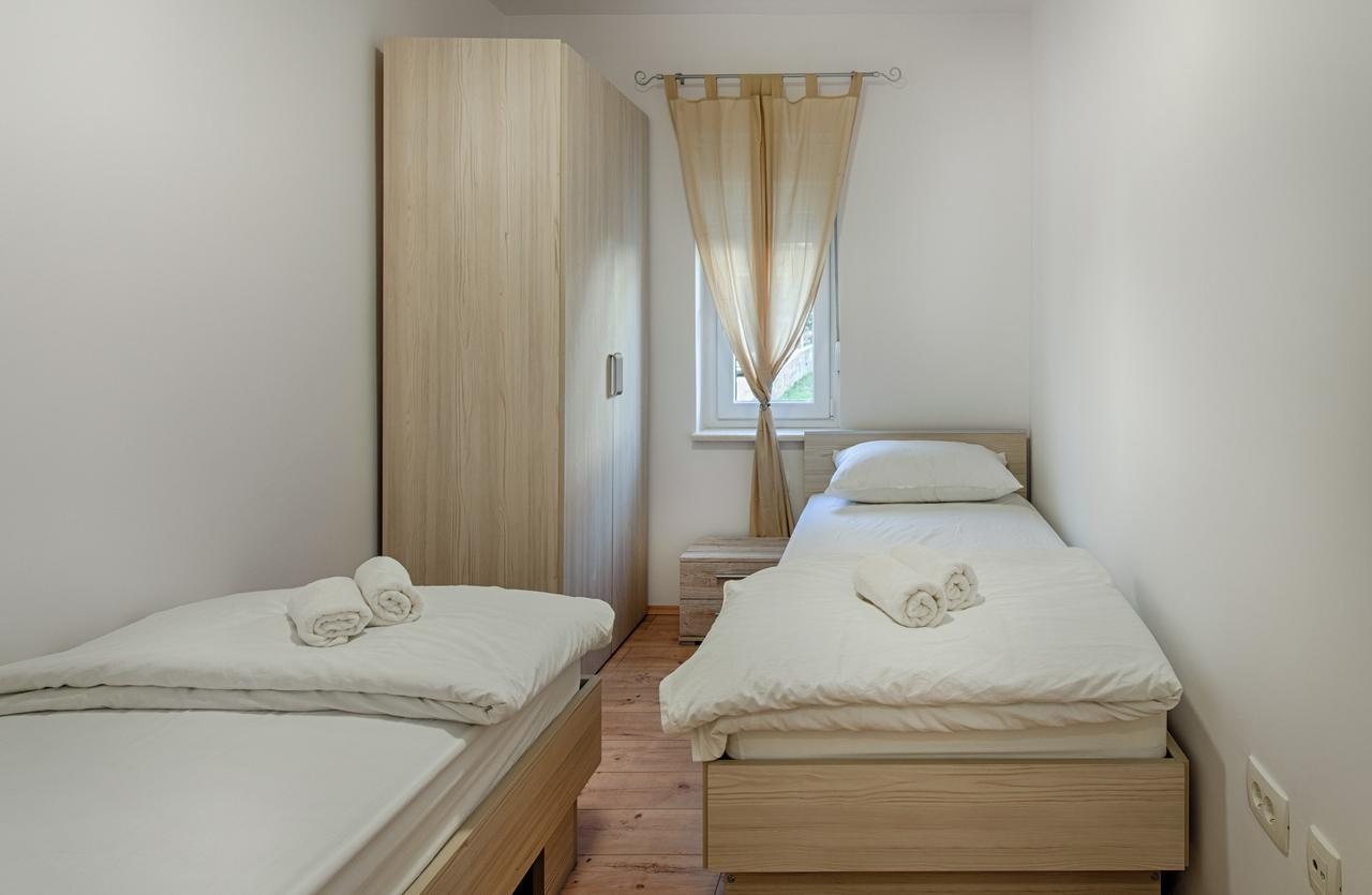 Cezar Luxury Apartment 오미스 외부 사진