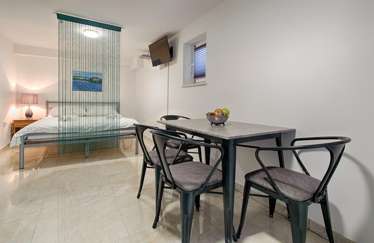 Cezar Luxury Apartment 오미스 외부 사진