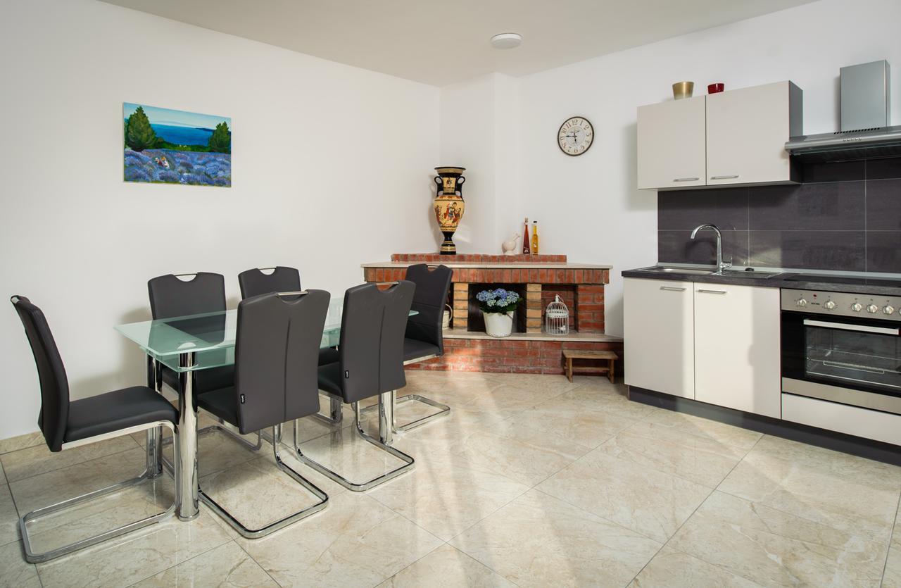 Cezar Luxury Apartment 오미스 외부 사진
