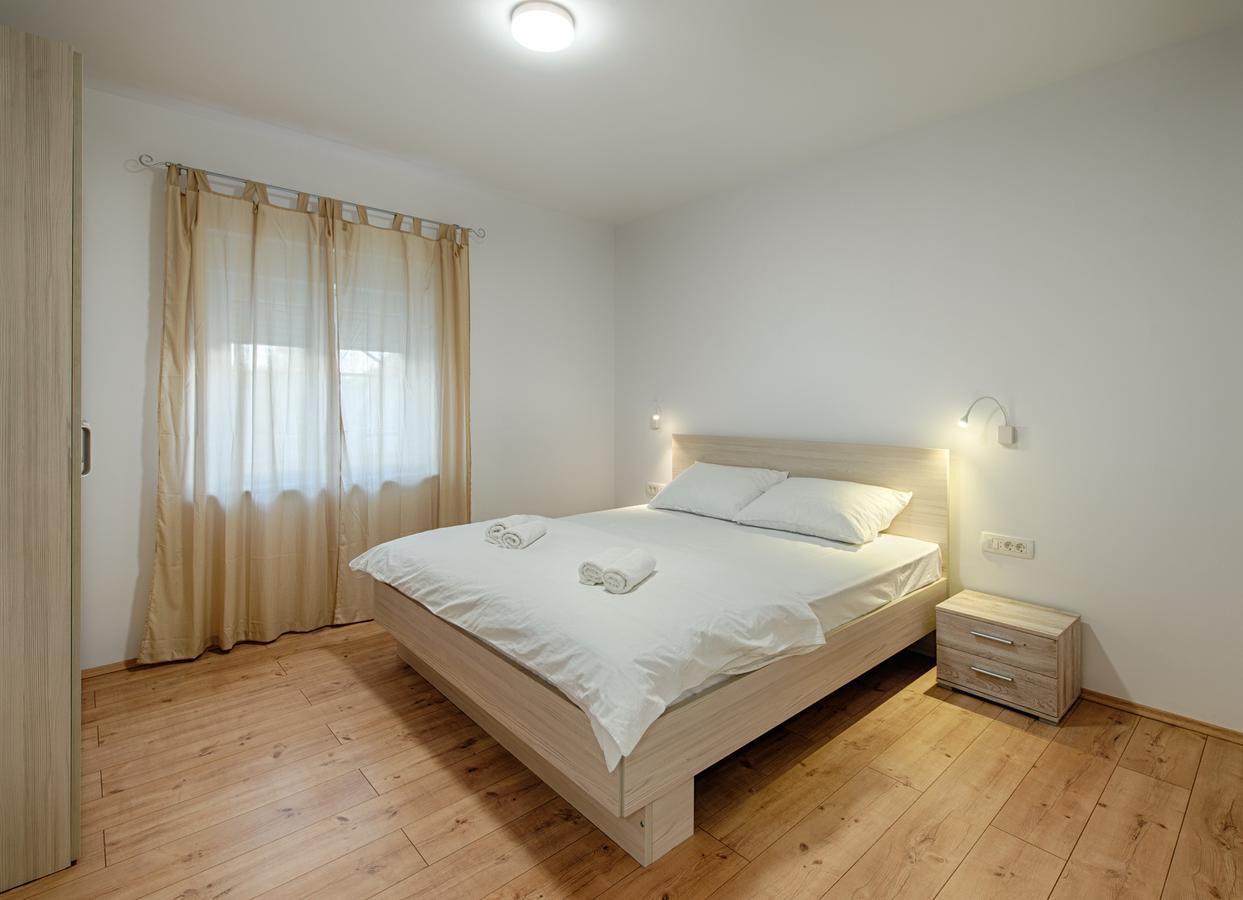 Cezar Luxury Apartment 오미스 외부 사진