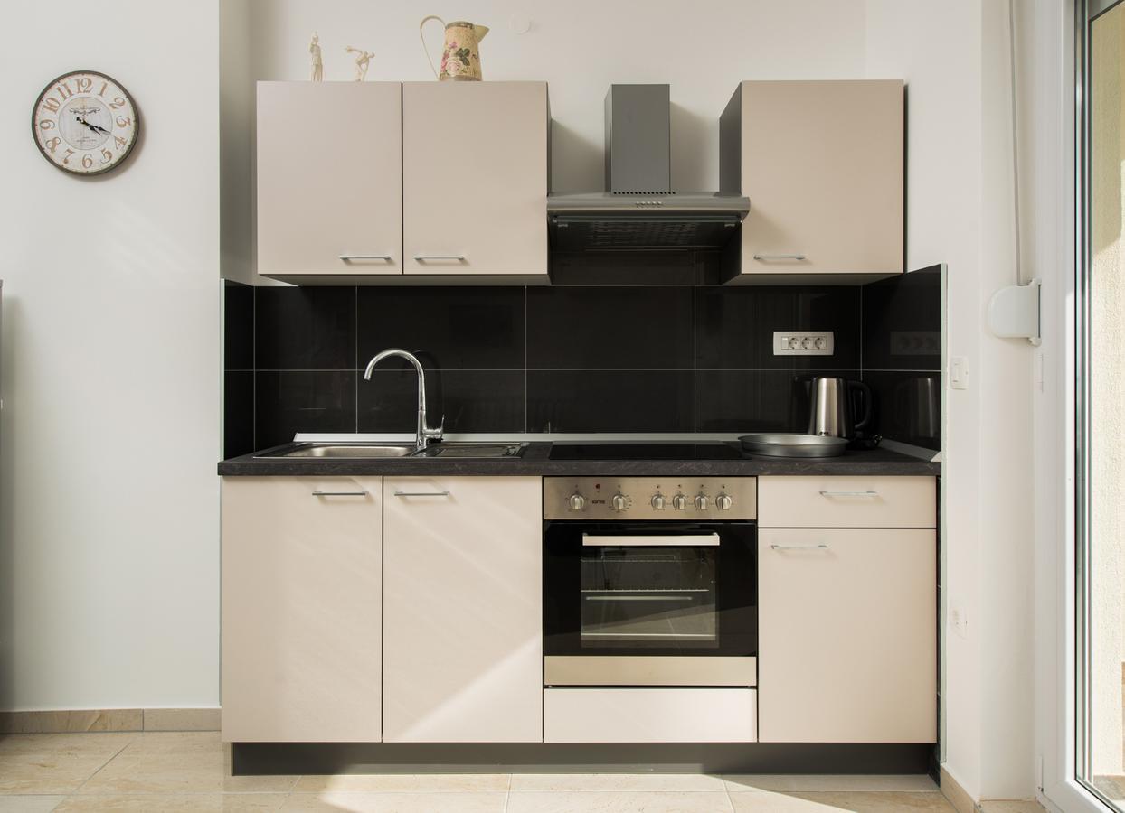 Cezar Luxury Apartment 오미스 외부 사진