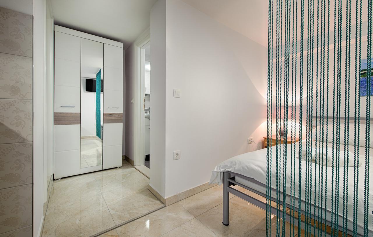 Cezar Luxury Apartment 오미스 외부 사진