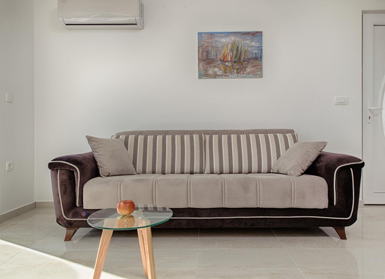 Cezar Luxury Apartment 오미스 외부 사진