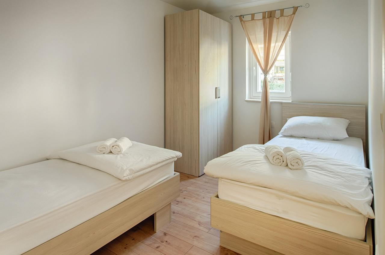 Cezar Luxury Apartment 오미스 외부 사진