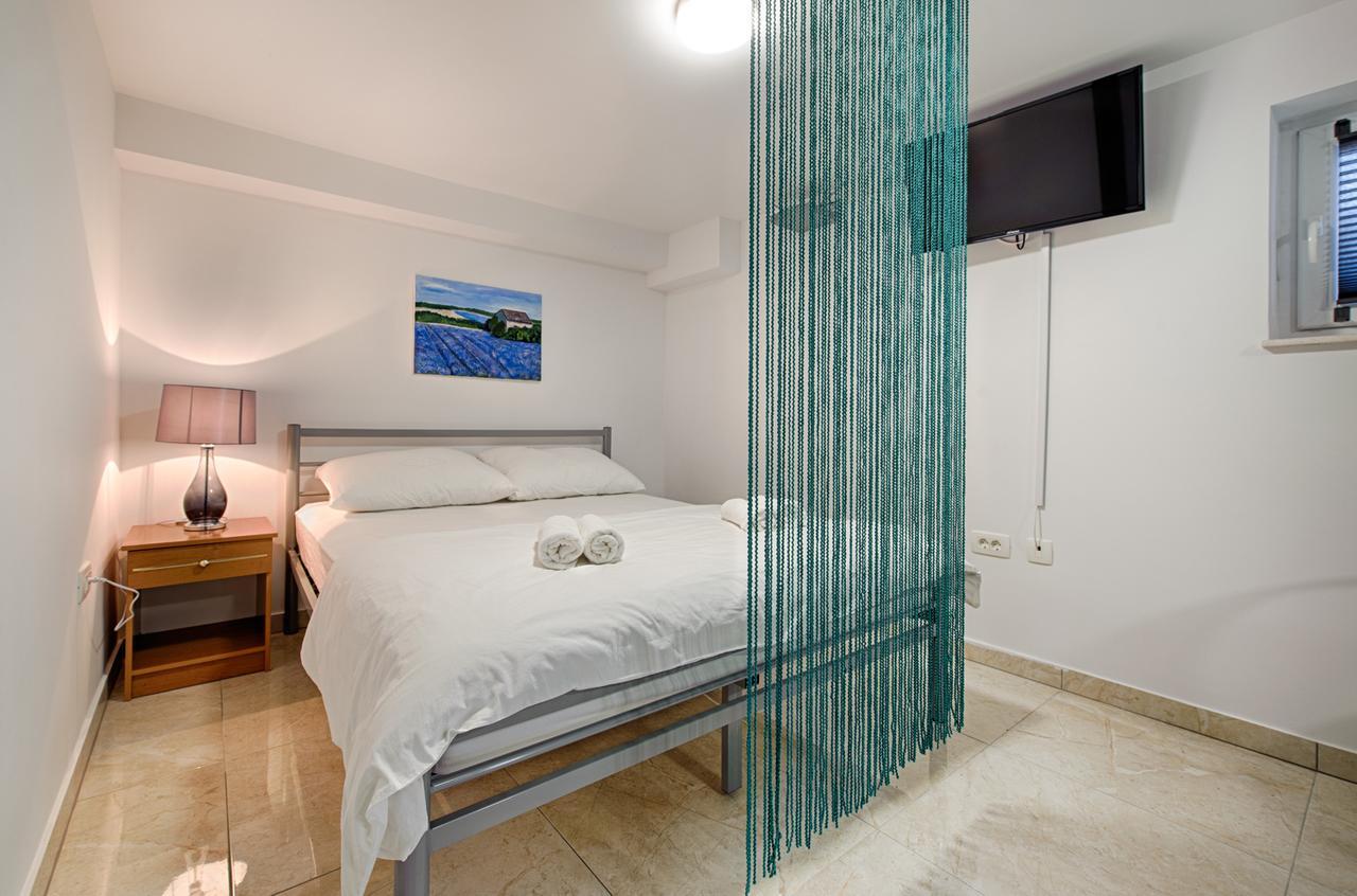 Cezar Luxury Apartment 오미스 외부 사진